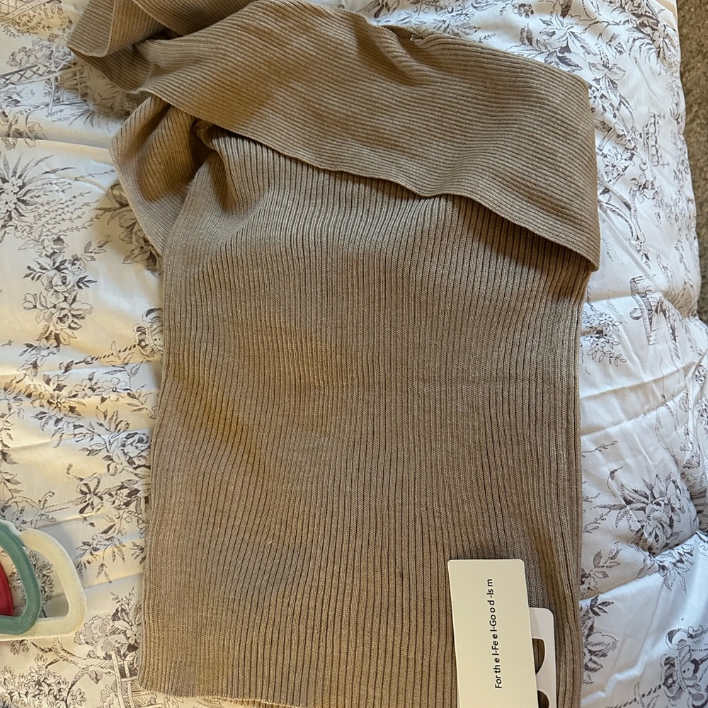 Commense Beige Ribbed Cross Halter Crop Top - Picture 2 of 2